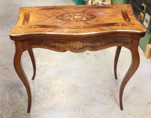 Table à jeu marquetée