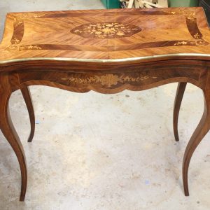 Table à jeu marquetée