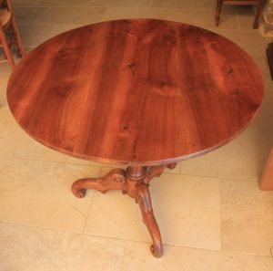 Table ronde pivotante