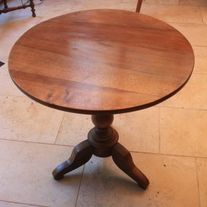 Table ronde à pied central